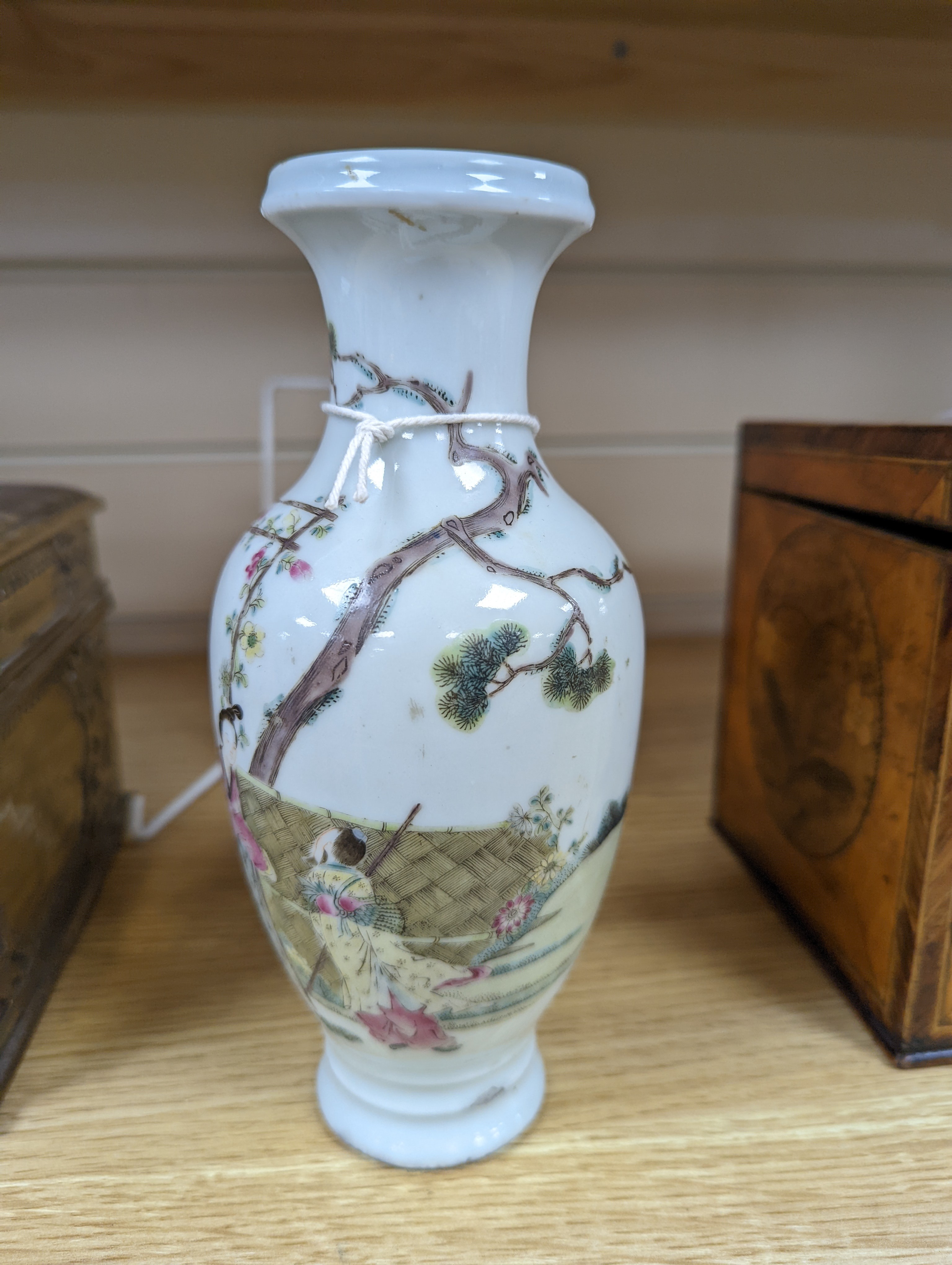 A Chinese famille rose vase, late Qing/ Republic, 20cm